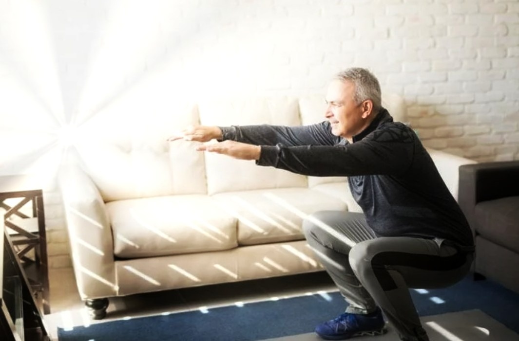 Даже спокойная активность помогает минералам закрепляться в костной ткани. Кальций без движения - как кирпичи без фундамента.
