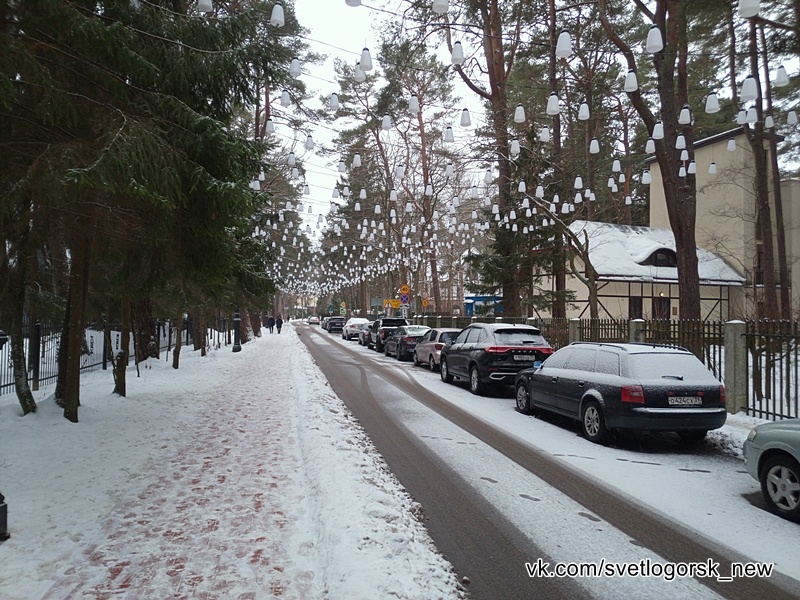 Светлогорск, улица Гагарина с "плафонами" над дорогой