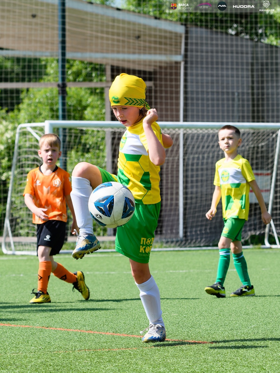 Девочка играет в футбол 