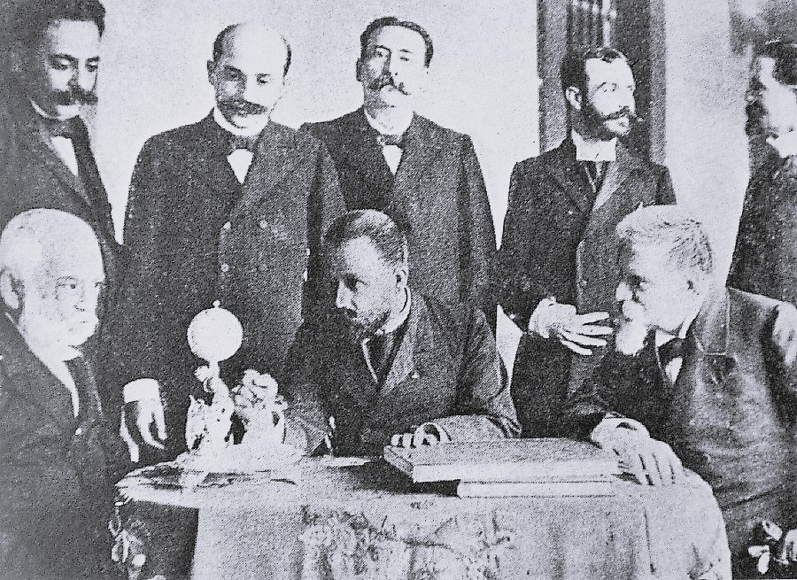 Сиприано Кастро (по центру) и его военный кабинет в 1902 году