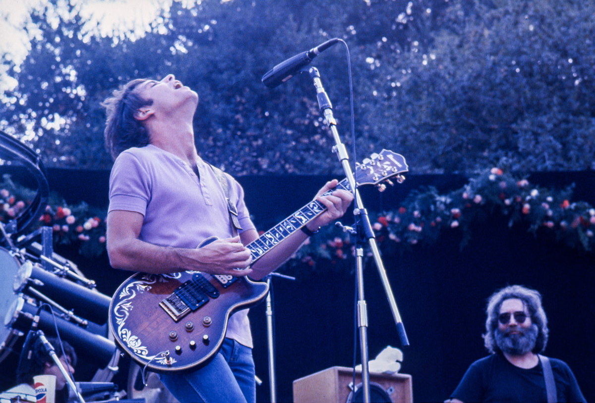 Вейр и Джерри Гарсия на сцене с группой Grateful Dead в 1982 году. Фото: Эд Перлштейн/Getty