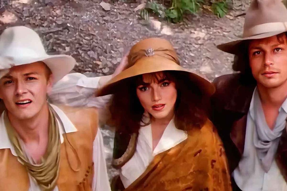    Мало кто отдает себе отчет, но фильм "Сердца трех" (1992) тоже снят по роману Джека Лондона - написанному совсем незадолго до смерти, в 1916-м. Он с самого начала сочинял его, рассчитывая на экранизацию. кадр из фильма