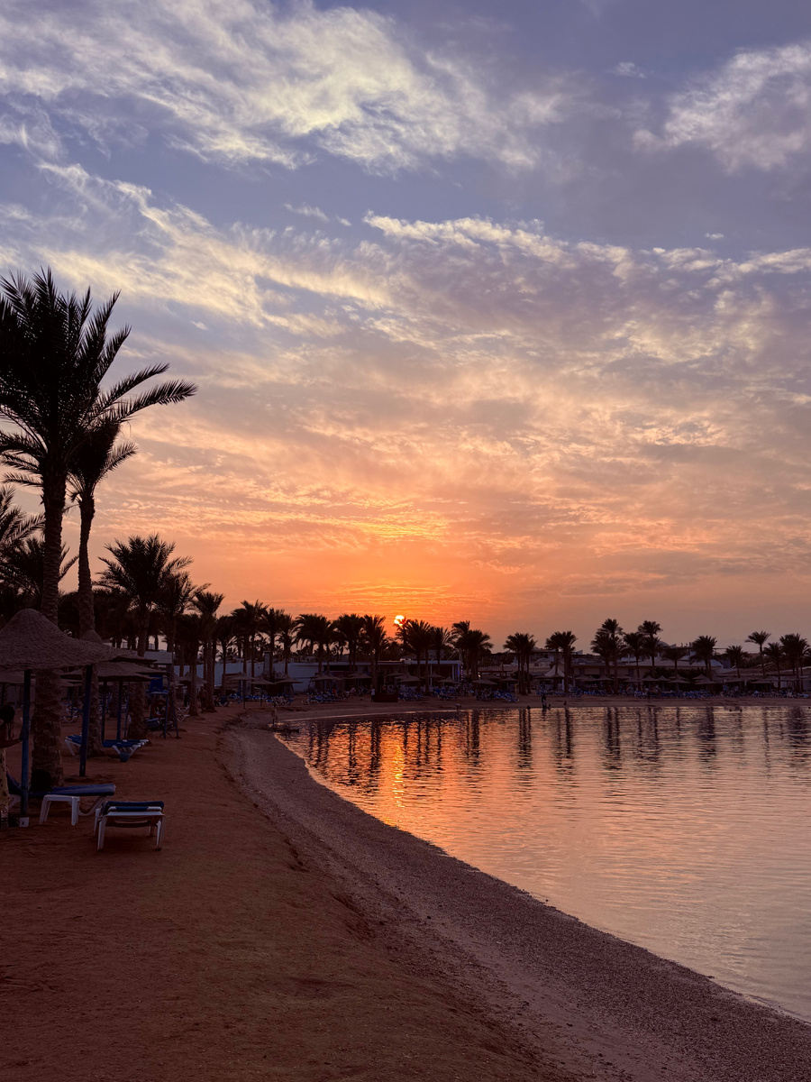 Забегая вперед скажу что Египет однозначно стоит посетить хотя бы один раз. Это прекрасная страна для отдыха. У данной страны есть плюсы и минусы, в этой небольшой статье мы их и рассмотрим.