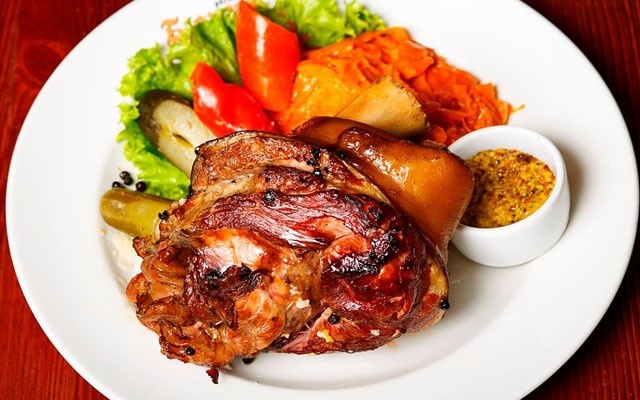 Как приготовить вкусную, сочную свиную рульку, запечённую в духовке — рецепты приготовления