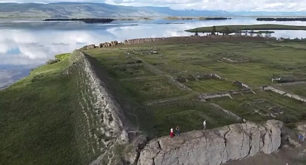 Сибирская Атлантида: Дворец забытой принцессы на высоте 1300 метров 🏔️🏯