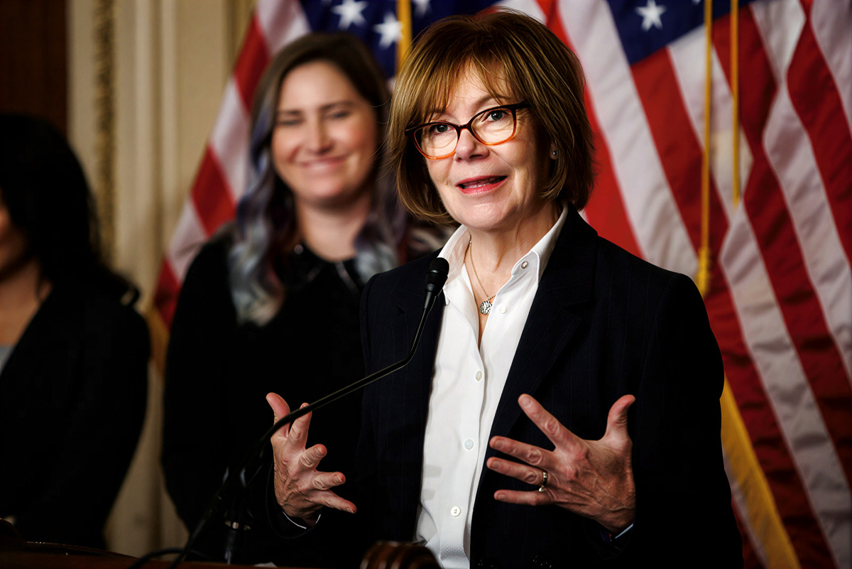 Сенатор Тина Смит, демократ от штата Миннесота, выступает на пресс-конференции на Капитолийском холме 29 октября 2025 года в Вашингтоне, округ Колумбия. (Фото Сэмюэля Корума/Sipa USA) (Sipa via AP Images)