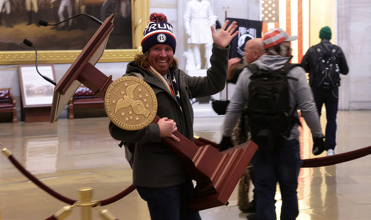 Адам Джонсон в здании Капитолия США 6 января 2021 года в Вашингтоне, округ Колумбия. | GETTY