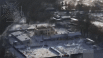    В целях недопущения нанесения ударов по приграничным населённым пунктам Брянской области расчёты 20-й ОбрРХБЗ выявляют и уничтожают пункты управления БпЛА ВСУ в Черниговской области. Видео: "Северный Ветер"