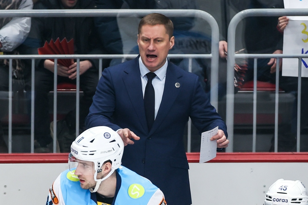    Исполняющий обязанности главного тренера ХК «Сибирь» Ярослав Люзенков (в центре). Фото: официальный аккаунт ХК «Сибирь» в социальной сети «ВКонтакте»