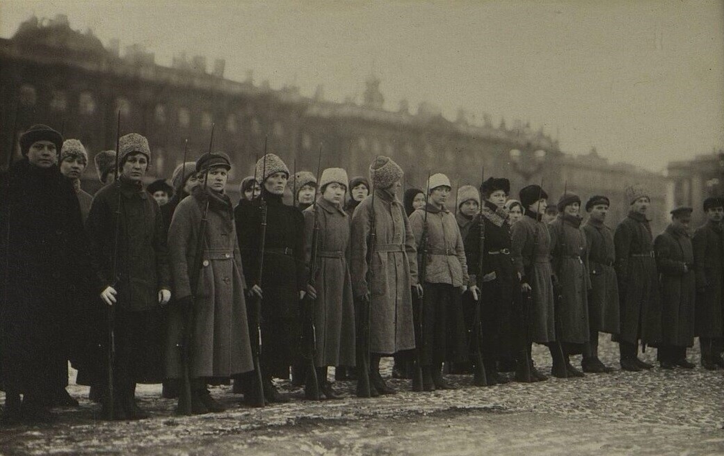 Женский коммунистический отряд особого назначения на площади Урицкого в Петрограде, 1919 год.