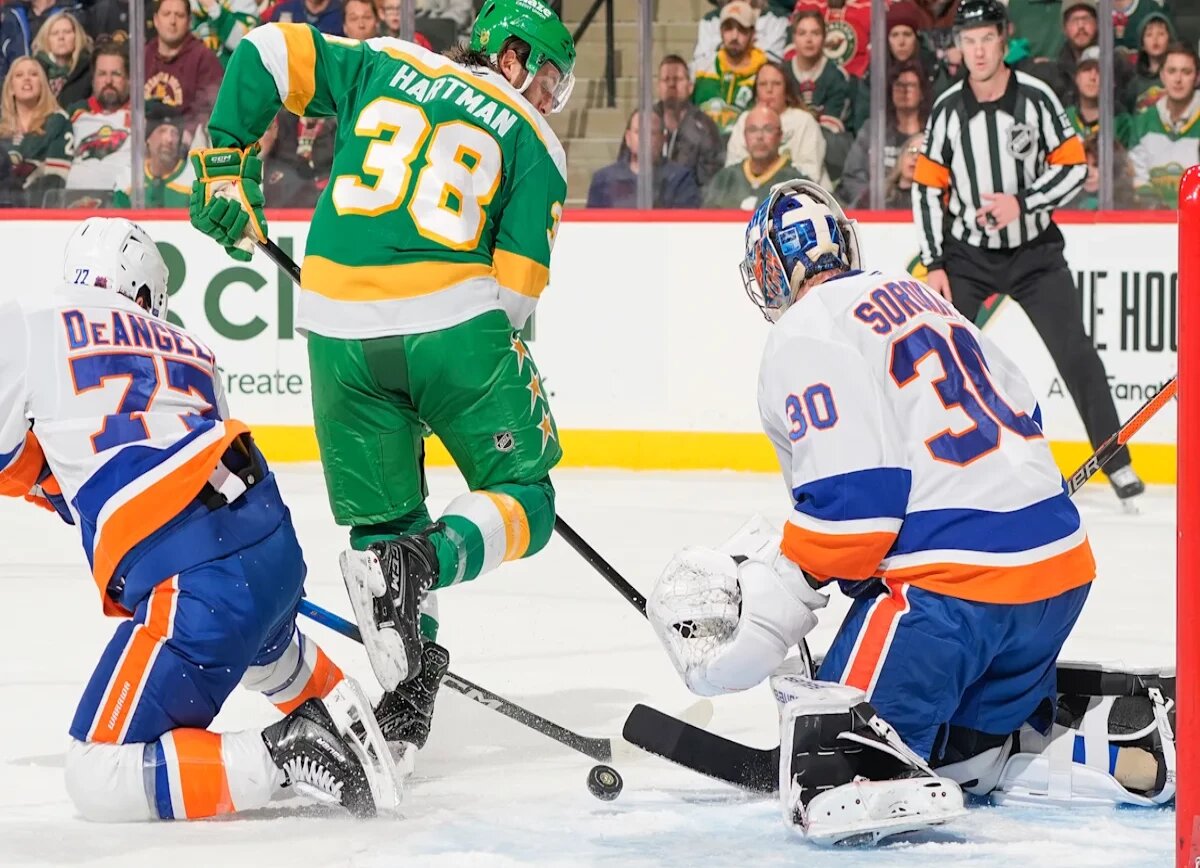     The Athletic о Сорокине в гонке за «Харт Трофи»: российский вратарь — главный MVP «Айлендерс»