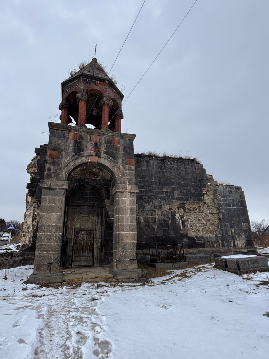 Мощные стены и трещины — память о времени.