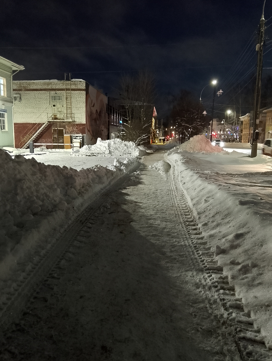 Утром порадовало то, что большая часть тротуаров на моем пути дом-работа была почищена. Фото автора 