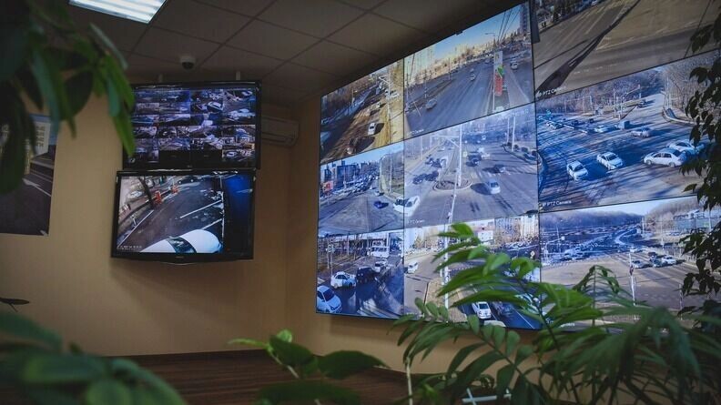 Нейросети анализируют походку: длину шага, угол наклона колена и создают динамическую сигнатуру. Фото: 1MI
