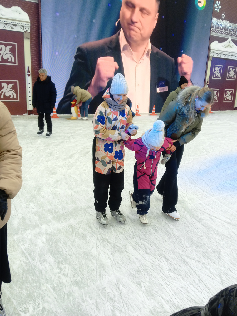Фото из личного архива. Каток у метро Площадь Революции в Москве, который нам очень понравился.