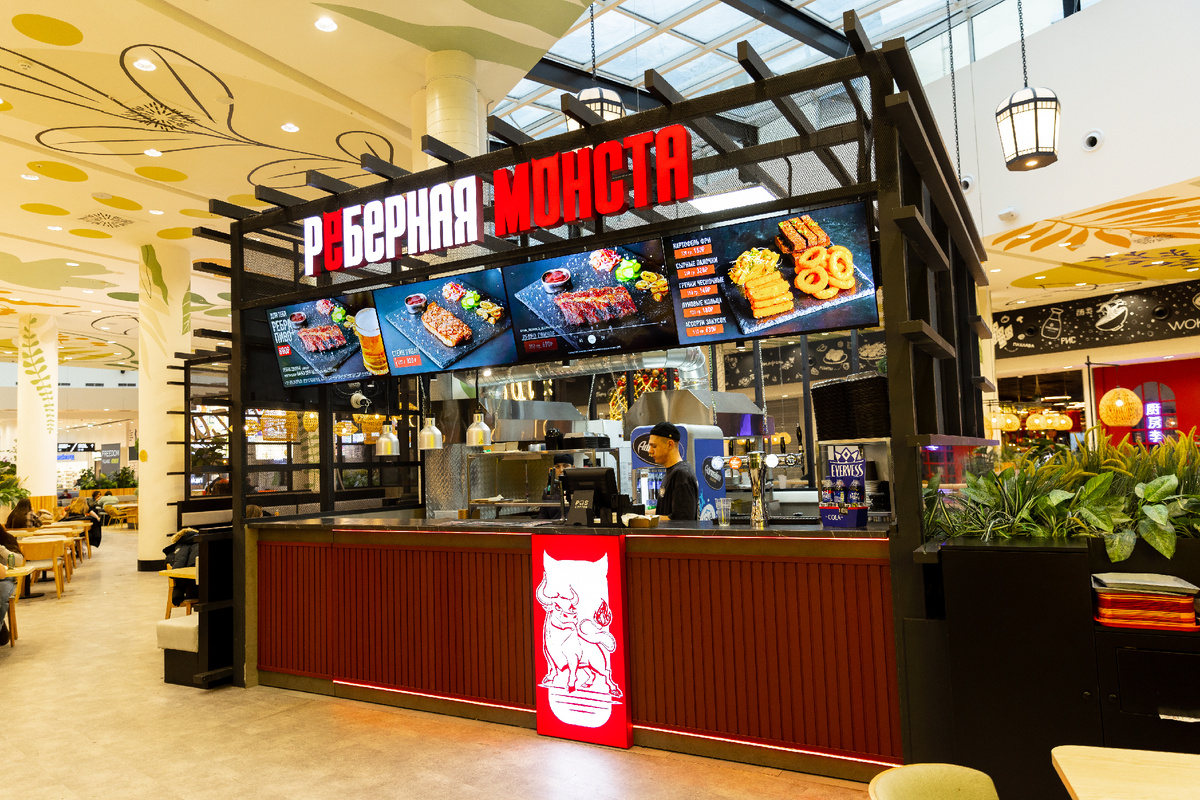 Рёберная Монста в самом центре Фуд-парка Аура – место, где мясо готовят прямо на глазах у гостей