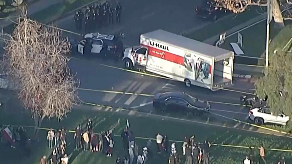     KNBC: в США грузовик врезался в толпу митингующих в поддержку протестов в Иране REUTERS