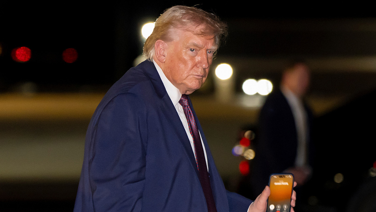   Alex Brandon / AP- Дональд Трамп