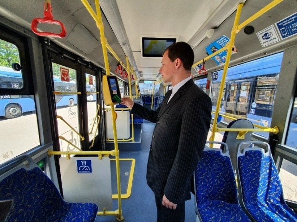    Специалисты объясняют, как вывести карту из стоп-листа. Фото: официальная страница ГУП «Севэлектроавтотранс» ВКонтакте