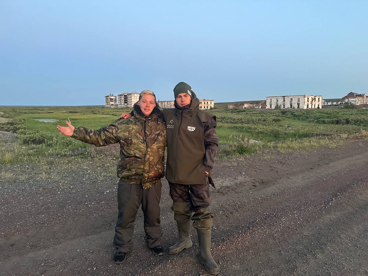 С товарищем возле Хальмер-ю