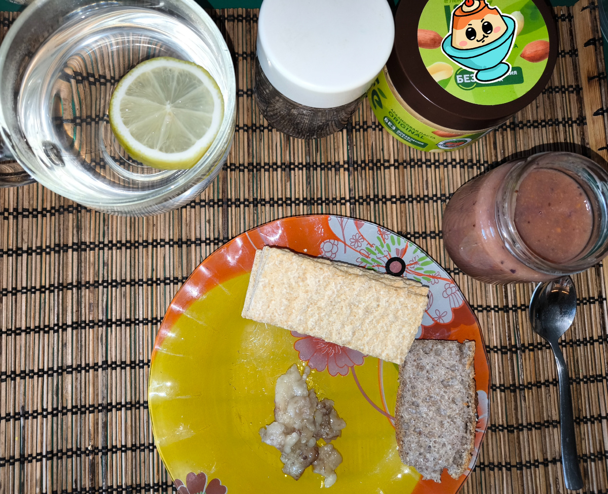 Это завтрак воскресенья: арахисовая паста, костный мозг, тыквенный мусс, лимонная вода и чечевичные хлебцы