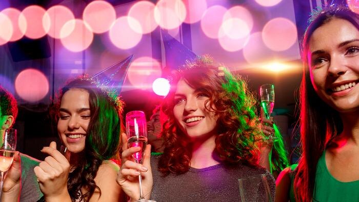 Старый Новый год, конечно, выпадает на рабочий день. Но когда это становилось преградой для вечеринки? Обложка © Shutterstock / FOTODOM / Ground Picture