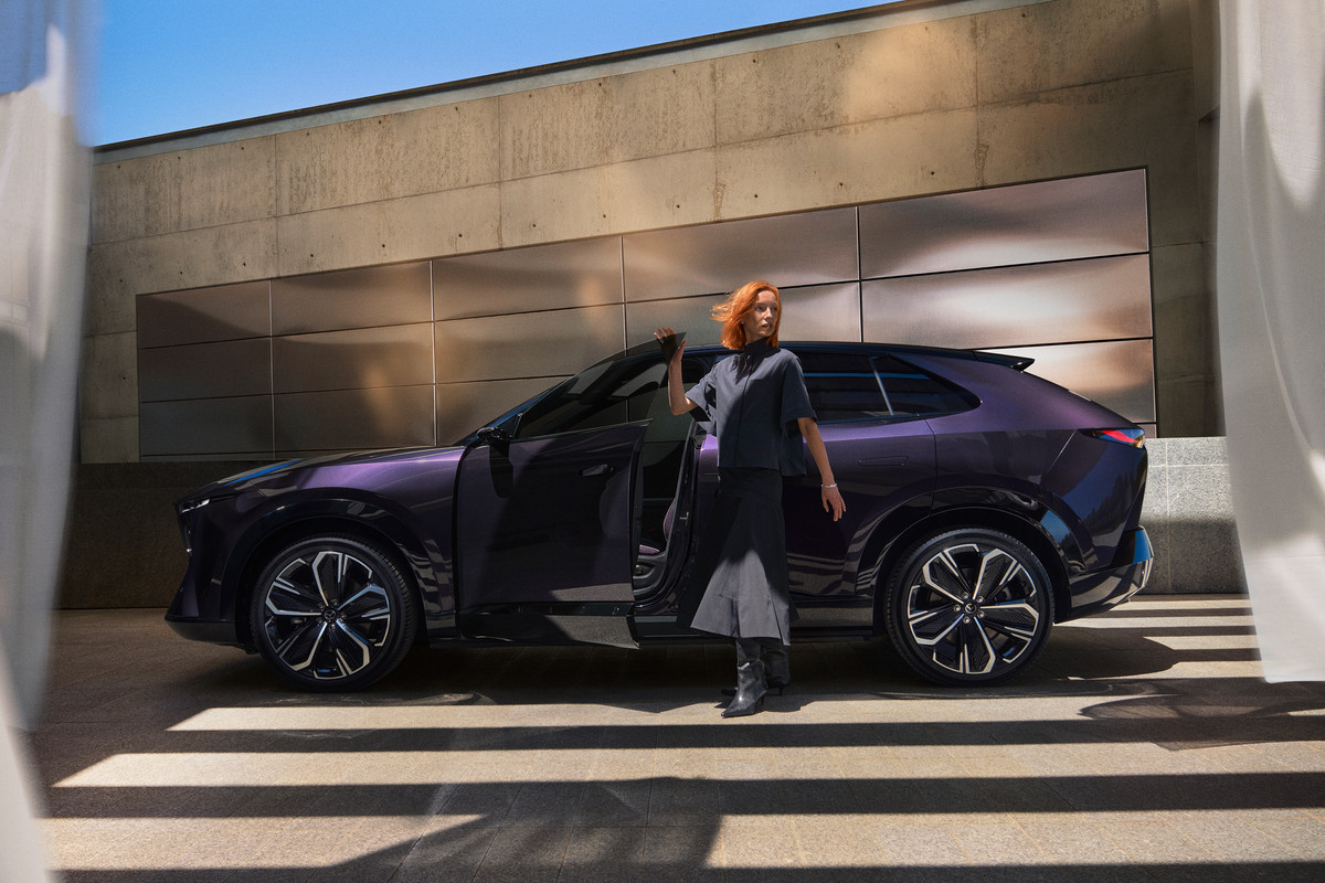 Презентация кроссовера Mazda CX-6e для европейского рынка