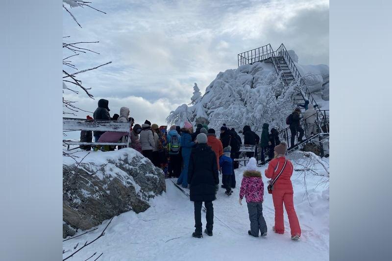    Нацпарк «Таганай». Очередь на смотровую площадку на маршруте «Черная скала»