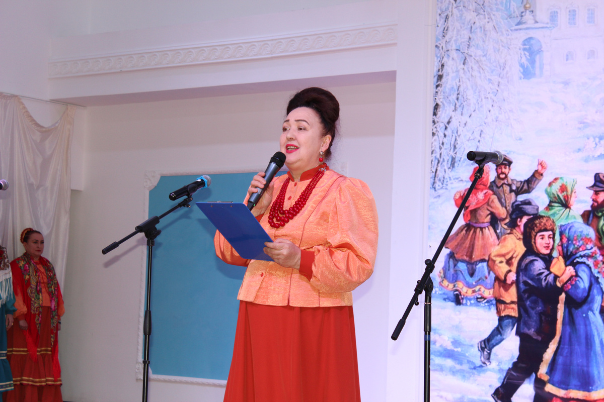 Руководитель хора "Станичники" и режиссер концерта Наталья Иванова