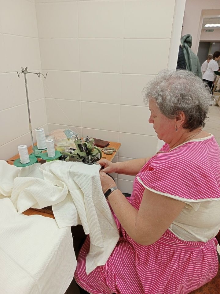 – Теперь мы – настоящий швейный цех! - гордится Валентина Ивановна