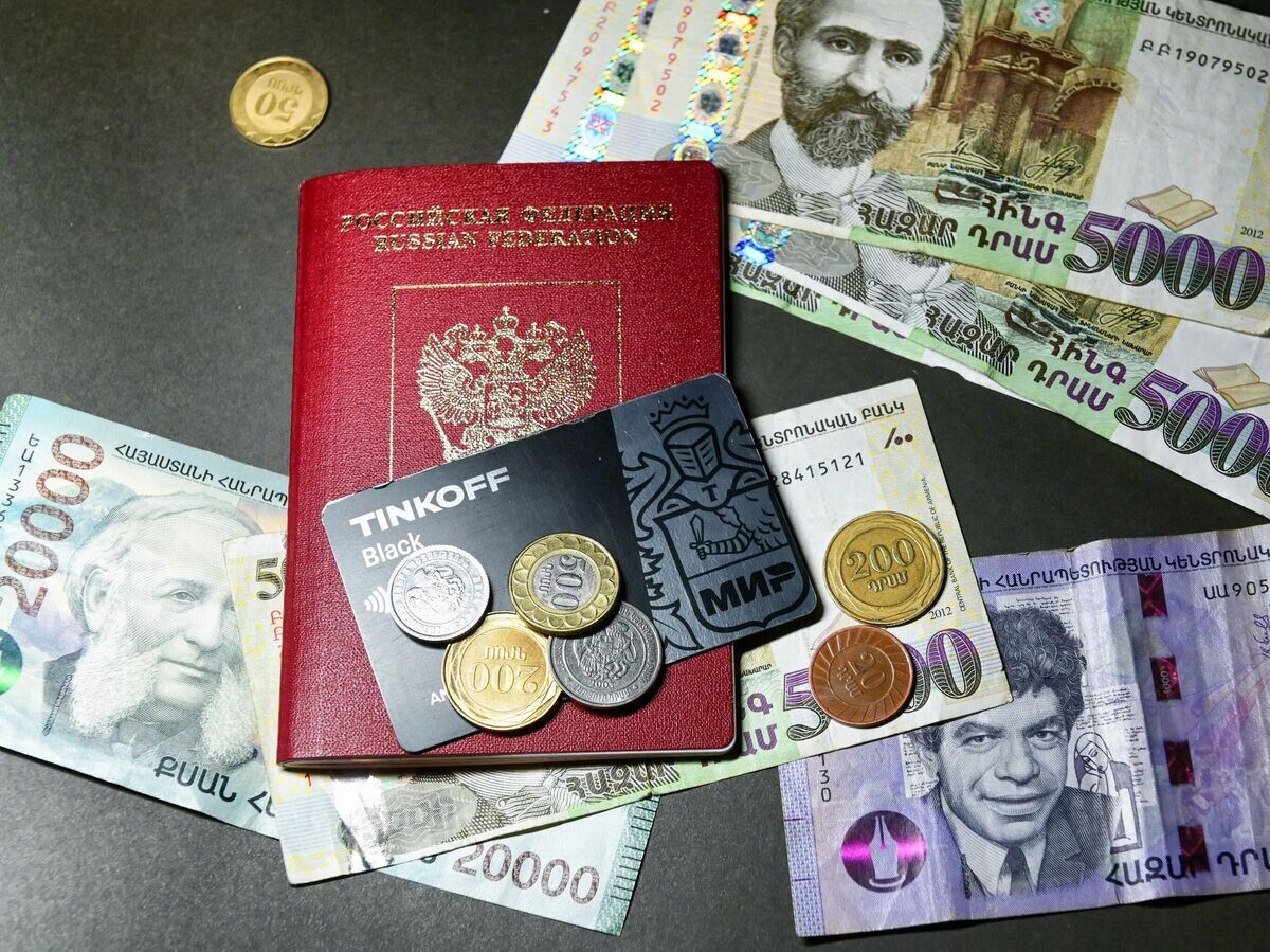    Карта "Мир" банка "Тинькофф" и армянские драмы | © РИА Новости / Владимир Трефилов