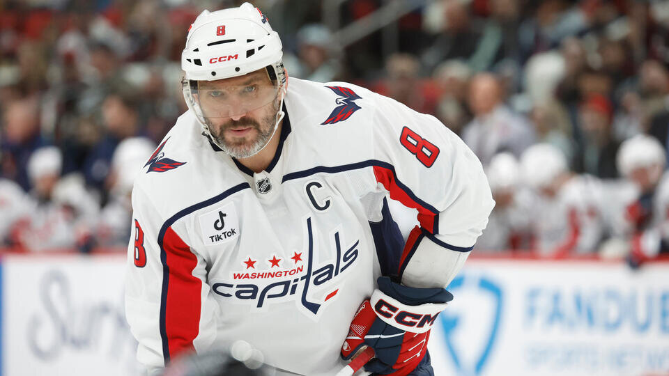     Овечкин обновил рекорд по числу вратарей, которым забивал в НХЛ Karl B DeBlaker/AP/TASS