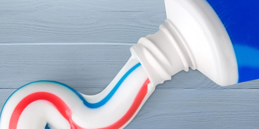 Правда ли, что паста с фтором опасна, а черная полоска — яд? Разбираем состав зубных паст