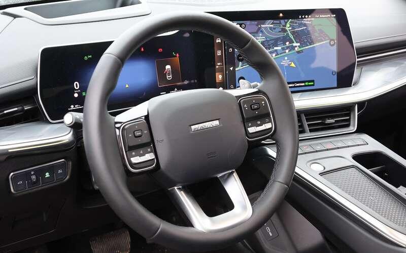 На водительском месте в Haval F7x чувствуешь себя как в кокпите, чему способствует массивный центральный тоннель. От обычного F7 этот салон отличается только рулевым колесом с более толстым ободом.Haval F7x
📷
