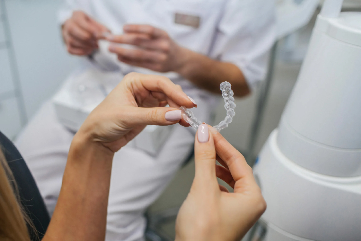 Каждая новая пара элайнеров продолжает толкать зубы в правильное положение