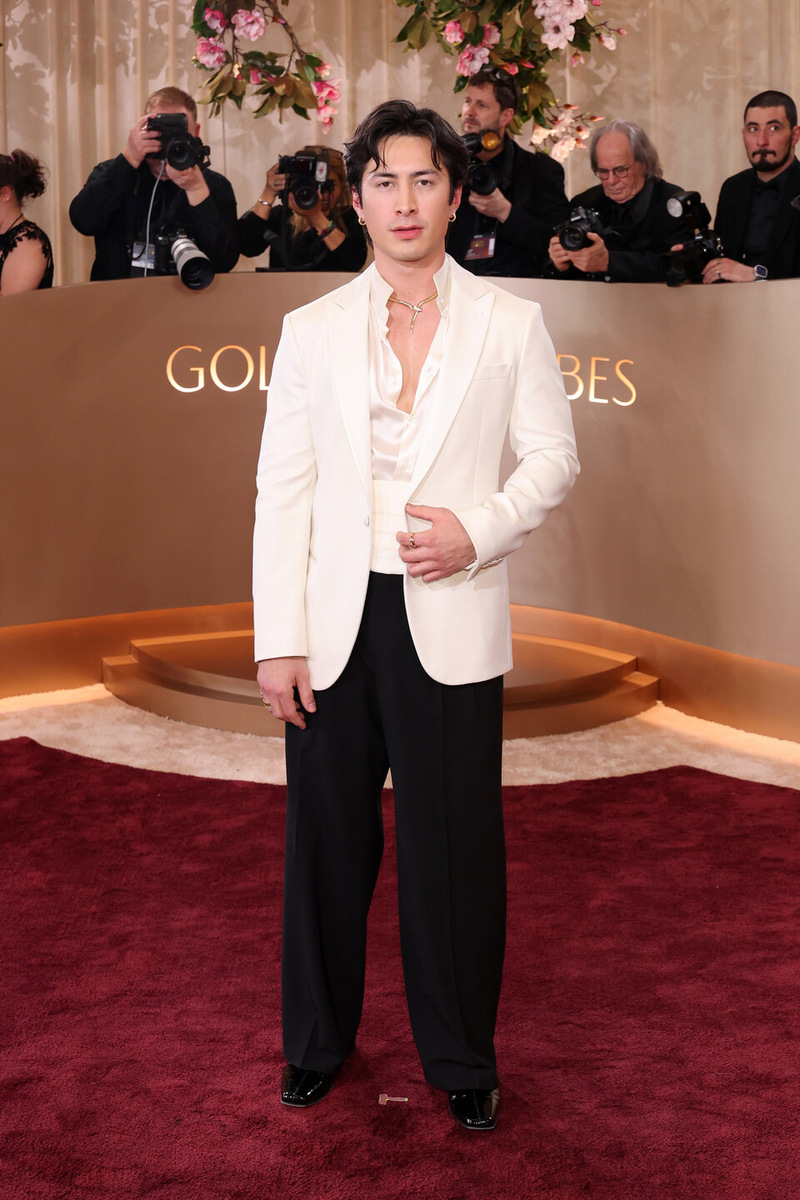    Звезда «Жаркого соперничества» вручала на церемонии один из призов. На нем костюм от Armani.