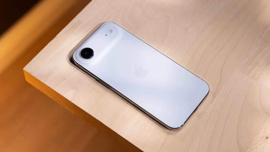    iPhone Air первого поколения