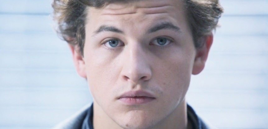 Тай Шеридан в роли Барта Бромли. Кадр из фильма "Ночной портье", США, 2020 г., реж. Майкл Кристофер.