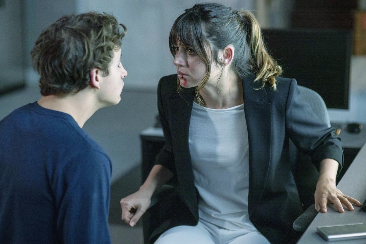 Кадр из фильма "Ночной портье", США, 2020 г., реж. Майкл Кристофер.