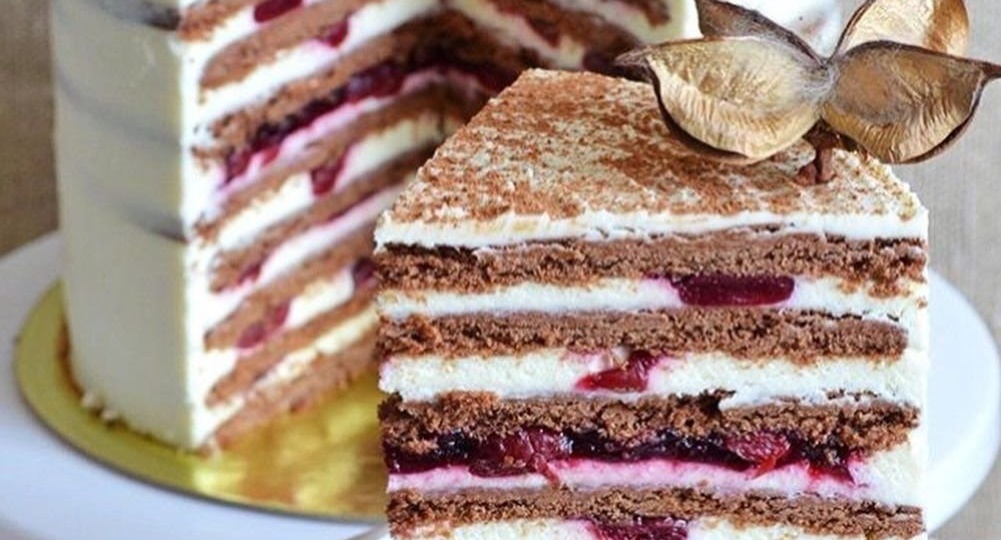 Шоколадный торт с творожным кремом и вишней