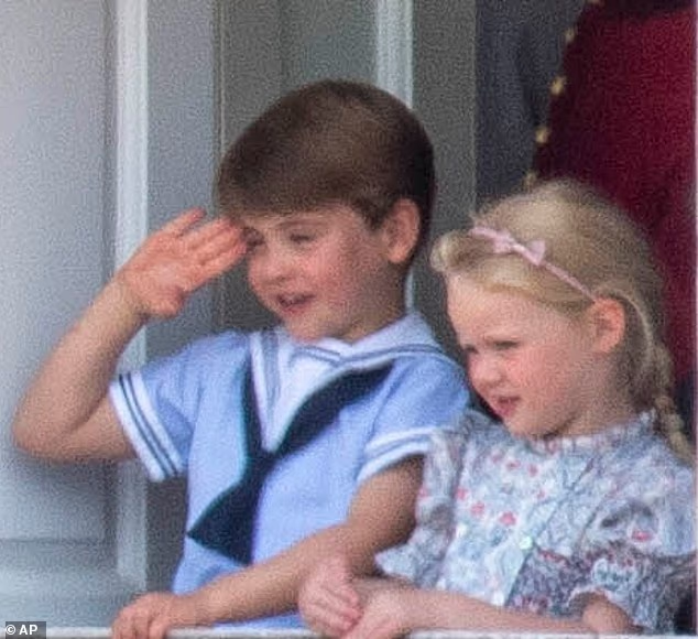 "Корона" самого озорного члена королевской семьи, которую ранее носил принц Луи (слева), вскоре может достаться менее известной юной представительнице королевской семьи: семилетней дочери Зары Тиндолл, Лене (справа).