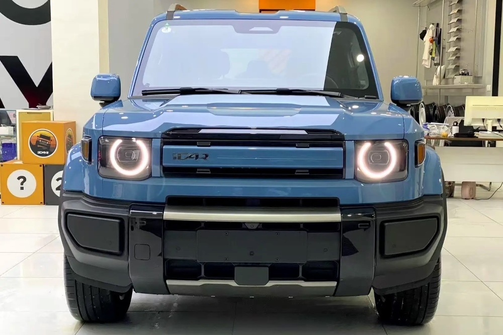 На фото из соцсети: Кроссовер Chery iCar V27 у дилера в Китае