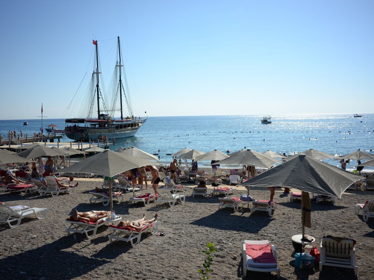    Пляж одного из отелей в Анталье, Турция | © РИА Новости / Владимир Вяткин