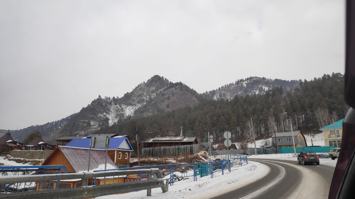 В Чемальском районе горы не такие высокие, как по Чуйскому тракту, но именно с Чемала, как правило, начинается знакомство с Алтаем. 