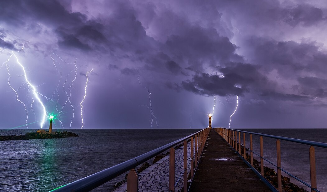 Молния и есть пробой диэлектрика