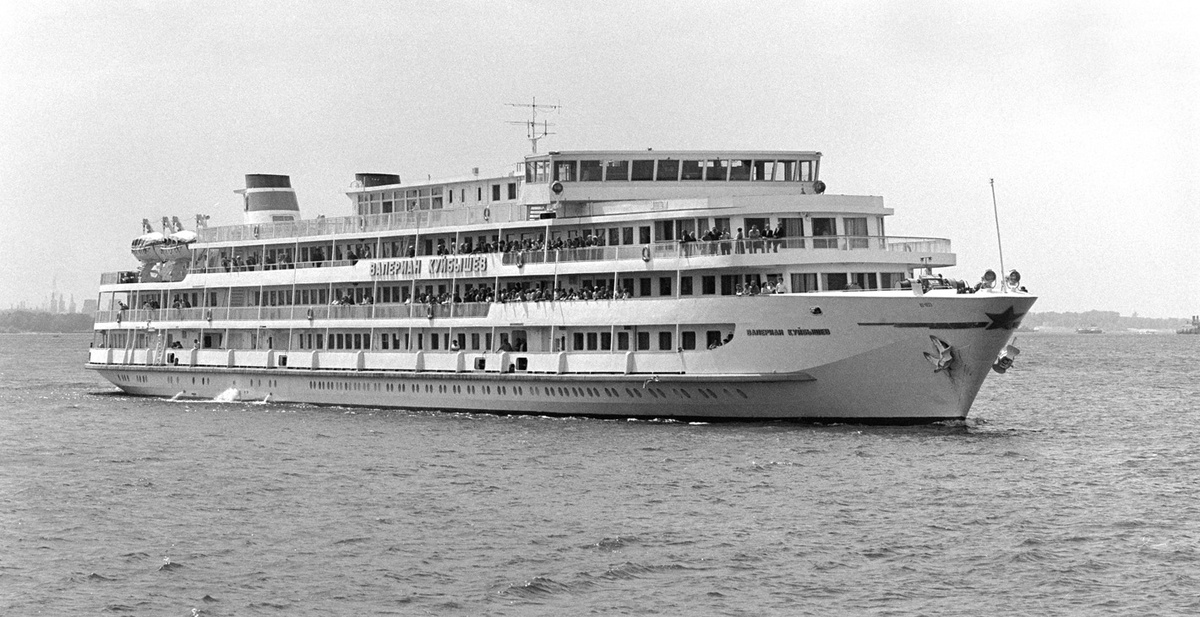 Теплоход «Валериан Куйбышев». Речной вокзал города Куйбышева. 1982 год. Фото Ками//fleetphoto.ru/