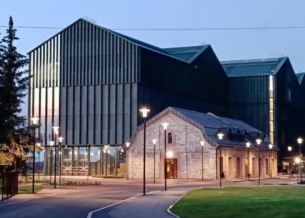 
 
 В декабре в здании официально финишировали строительные работы и начался переезд экспонатов. В новое здание предстоит перевезти около 60 тысяч экспонатов. Они требуют особой упаковки и аккуратной транспортировки.
 
 Пятиэтажное здание галереи спроектировало архитектурное бюро Сергея Чобана SPEECH. Площади галереи увеличились в три раза, до 21,639 тыс. кв. м. Помимо выставочных пространств, здесь есть библиотека, зоны отдыха, атриум с панорамным видом на Каму, образовательный центр, концертный зал. 
]]>