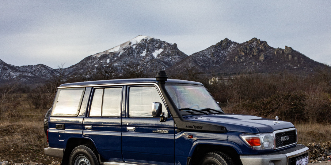 Land Cruiser 70 от производителя Almost Real. Масштаб 1:18.