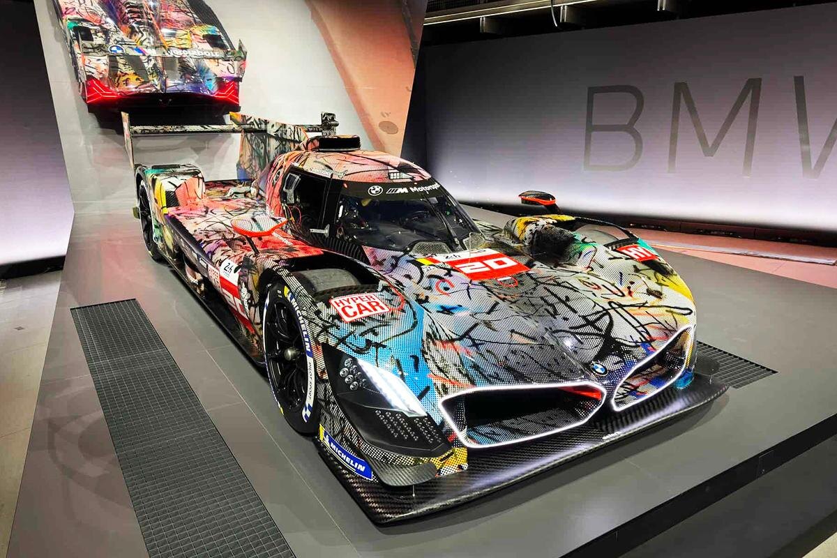 20-й арт-кар BMW был представлен 21 мая 2024 года в Центре Помпиду в Париже. На этот раз арт-проектом художницы Джули Мехрету стал гоночный автомобиль BMW M Hybrid V8. Фото BMW