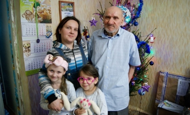 Валентина с дочерьми и дедом Толиком